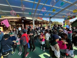 入り口で全員集合、入場手続きです。