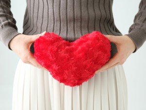 ハートを持つ女性
