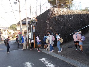 バスで行く人は集合場所で人数確認、バンダナとお菓子を受け取って出発です。